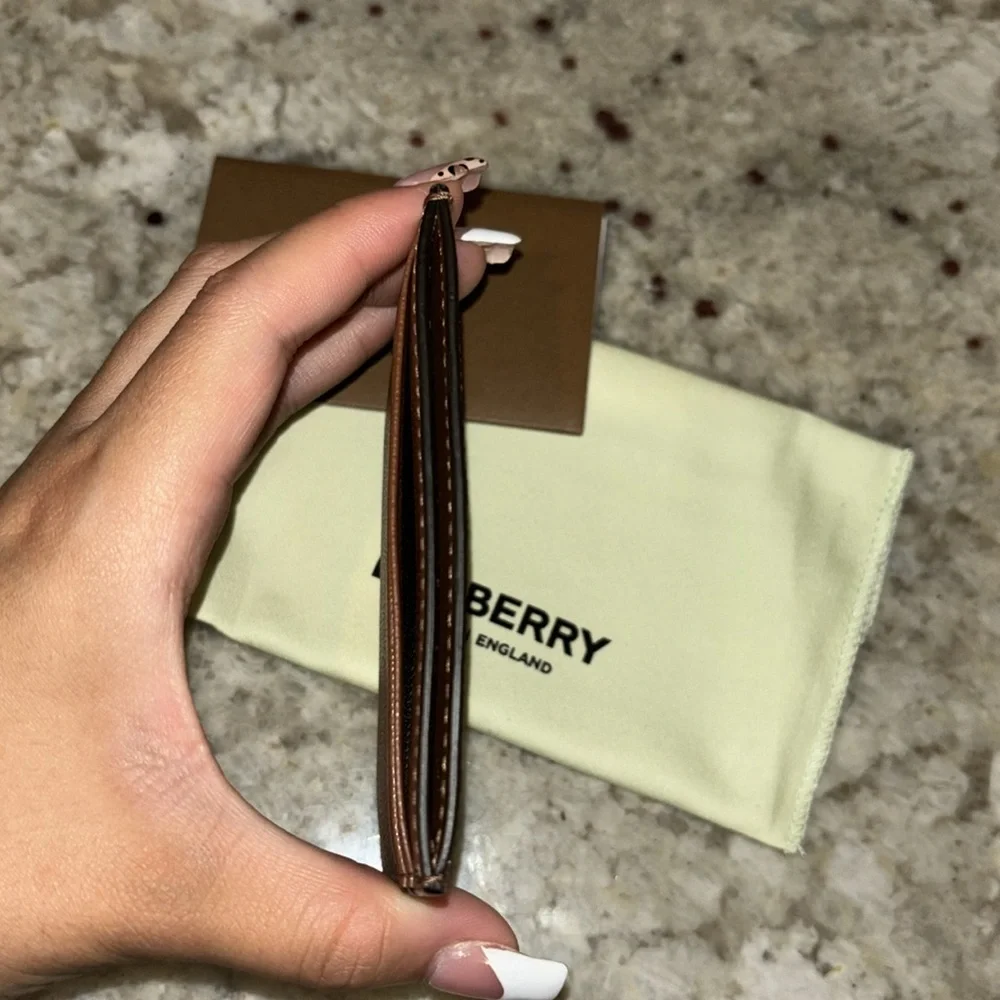 Burberry - Picture 5 of 9